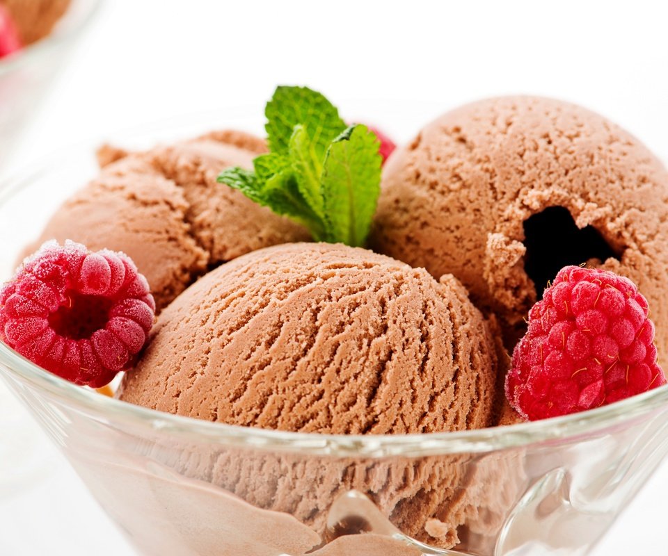 Обои малина, мороженое, берри, шоколад, сладкое, мороженное, десерт, в шоколаде, сладенько, raspberry, ice cream, berry, chocolate, sweet, dessert разрешение 2880x1922 Загрузить