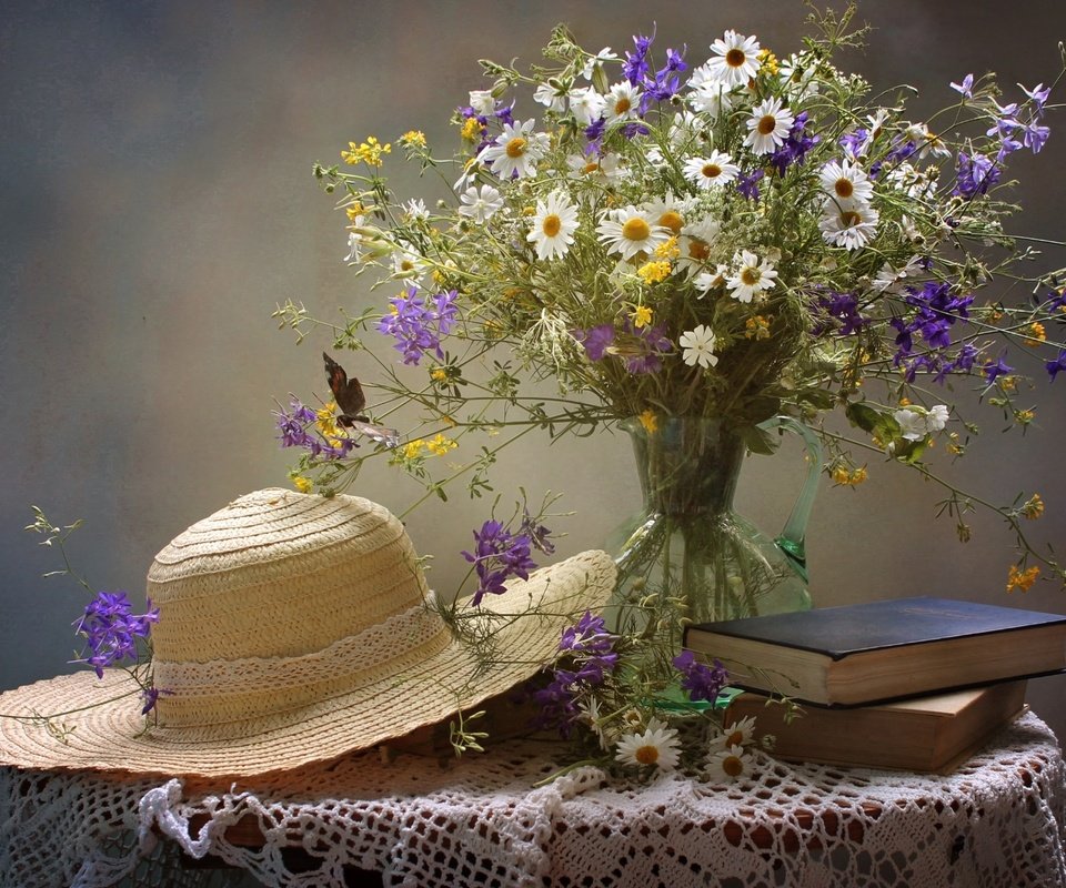 Обои лето, книги, ромашки, букет, шляпа, натюрморт, summer, books, chamomile, bouquet, hat, still life разрешение 1920x1251 Загрузить