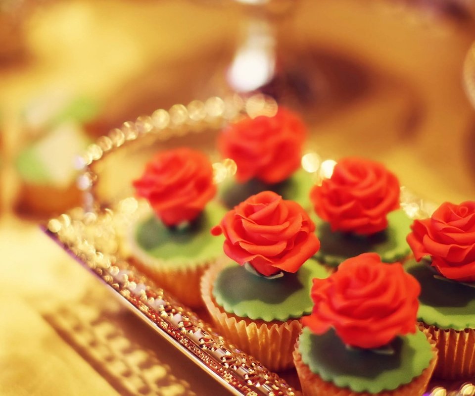 Обои роза, сладкое, украшение, поднос, кексы, rose, sweet, decoration, tray, cupcakes разрешение 1920x1080 Загрузить