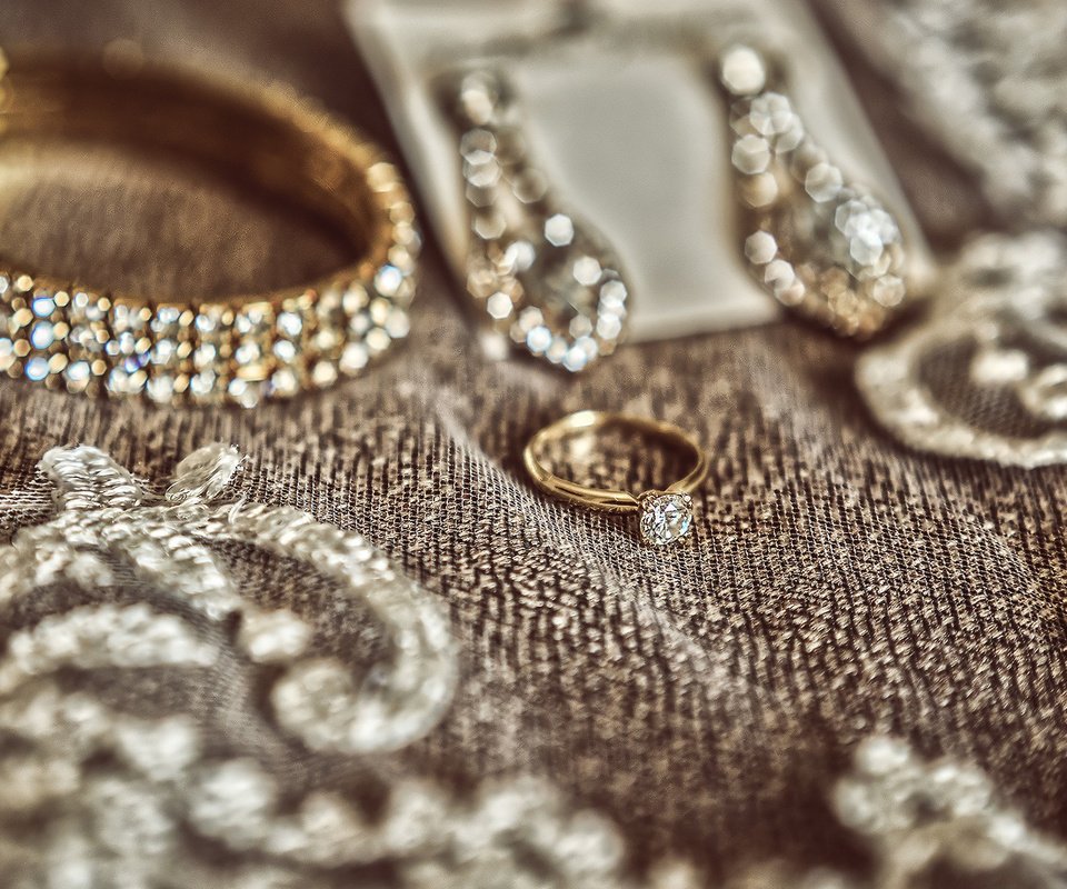 Обои кольцо, браслет, золото, украшение, драгоценности, сёрьги, ювелирные украшения, ring, bracelet, gold, decoration, jewelry, earrings разрешение 1920x1080 Загрузить