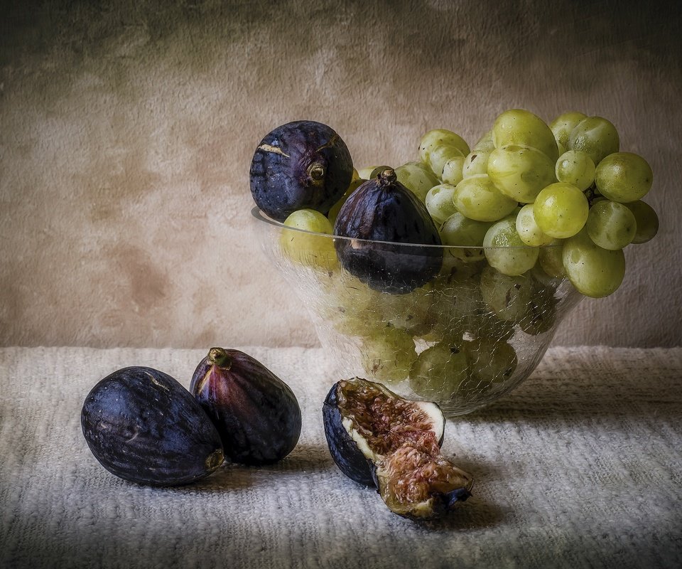Обои виноград, фрукты, ваза, натюрморт, инжир, grapes, fruit, vase, still life, figs разрешение 2880x1920 Загрузить