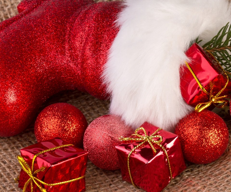 Обои новый год, новогодние украшения, шары, сапог, новогодние, подарки, красный, игрушки, праздник, мех, new year, christmas decorations, balls, boots, christmas, gifts, red, toys, holiday, fur разрешение 2880x1920 Загрузить