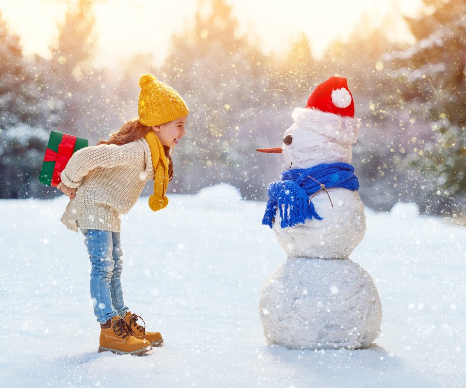 Обои снег, джинсы, новый год, свитер, зима, колпак, настроение, шарф, подарки, шапки, дети, девочка, снеговик, snow, jeans, new year, sweater, winter, cap, mood, scarf, gifts, caps, children, girl, snowman разрешение 5500x3865 Загрузить