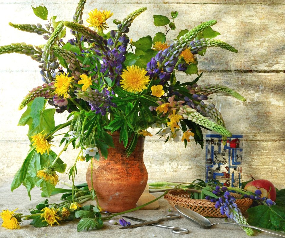 Обои цветы, лето, букет, одуванчики, ваза, люпин, flowers, summer, bouquet, dandelions, vase, lupin разрешение 2400x1601 Загрузить