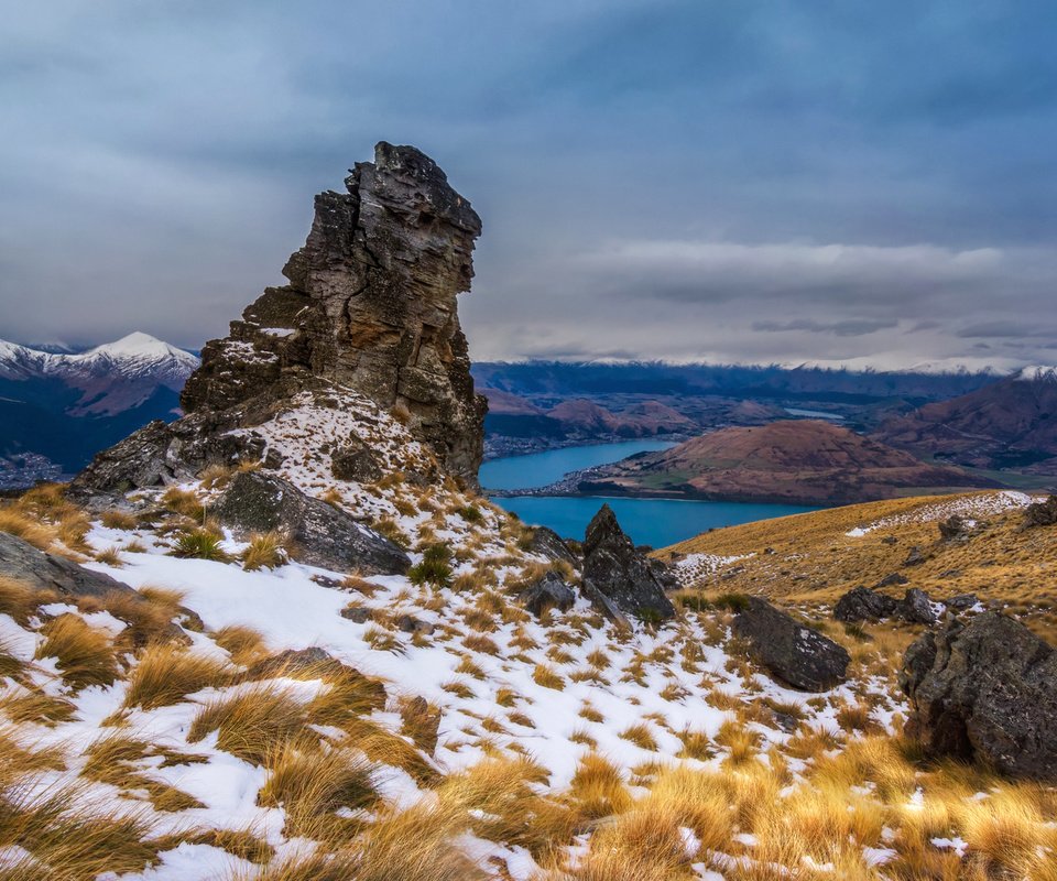 Обои небо, озеро, горы, снег, тучи, скала, the sky, lake, mountains, snow, clouds, rock разрешение 1920x1080 Загрузить