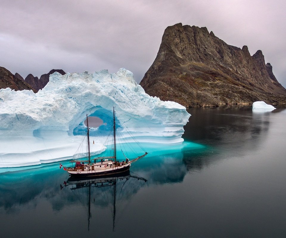 Обои скалы, отражение, пейзаж, море, корабль, лёд, айсберг, rocks, reflection, landscape, sea, ship, ice, iceberg разрешение 1920x1080 Загрузить