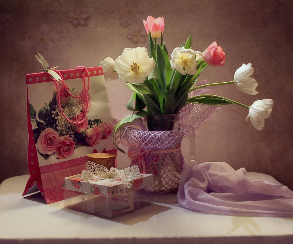 Обои цветы, натюрморт, стрекоза, ткань, сумочка, тюльпаны, ваза, коробка, столик, flowers, still life, dragonfly, fabric, handbag, tulips, vase, box, table разрешение 2416x1918 Загрузить