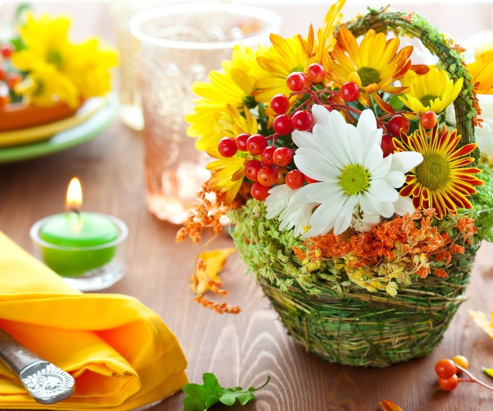 Обои цветы, свечи, букет, ягоды, хризантемы, сервировка, корзины, flowers, candles, bouquet, berries, chrysanthemum, serving, basket разрешение 5380x3600 Загрузить