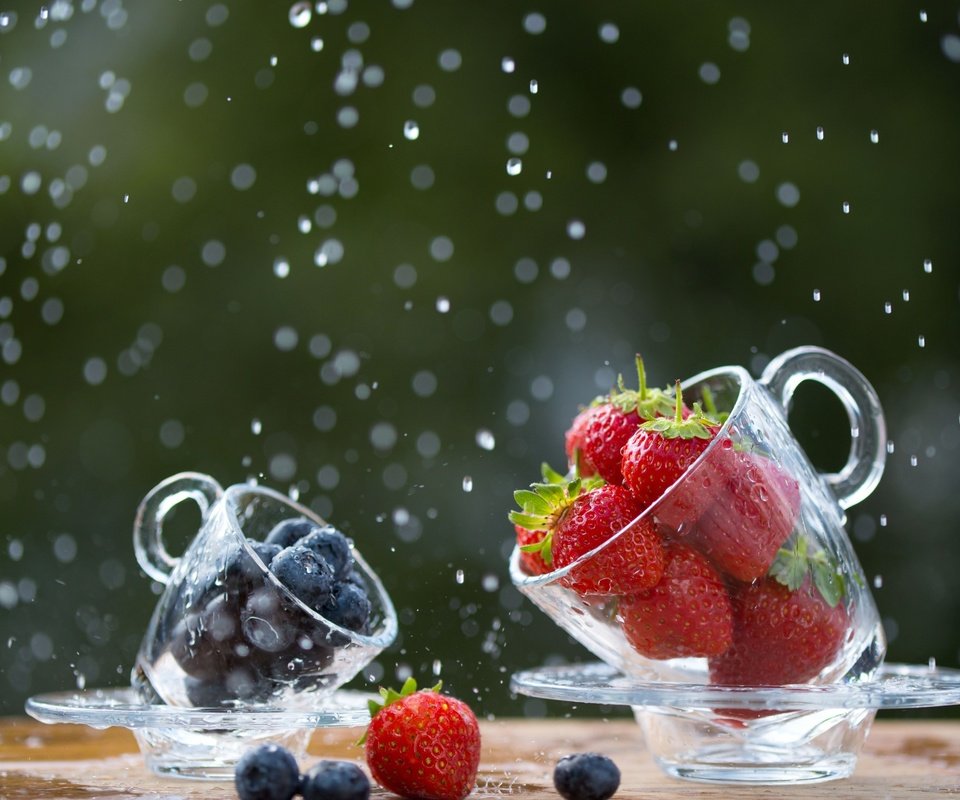Обои капли, боке, клубника, блюдца, стол, размытость, дождь, ягоды, черника, чашки, drops, bokeh, strawberry, saucers, table, blur, rain, berries, blueberries, cup разрешение 2880x1800 Загрузить