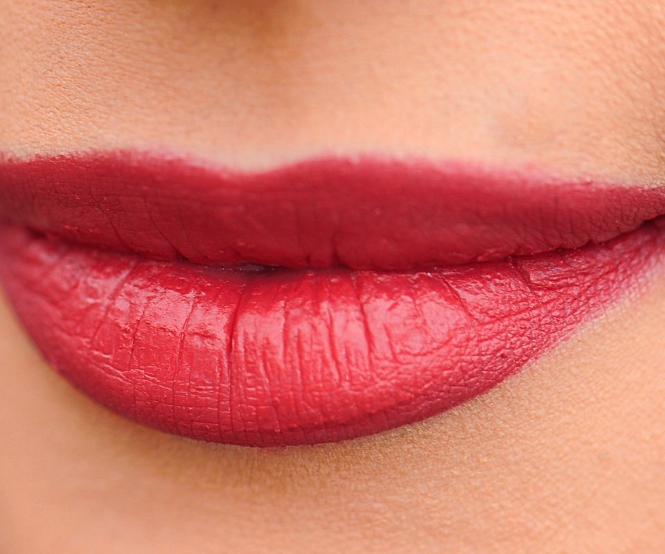 Обои девушка, губы, лицо, красная помада, крупным планом, girl, lips, face, red lipstick, closeup разрешение 2231x1374 Загрузить