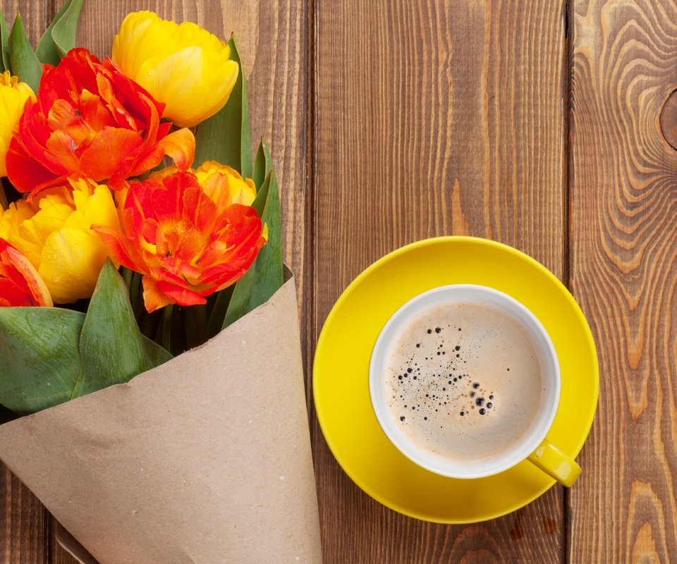 Обои цветы, напиток, кофе, букет, тюльпаны, чашка, пенка, flowers, drink, coffee, bouquet, tulips, cup, foam разрешение 2880x1920 Загрузить