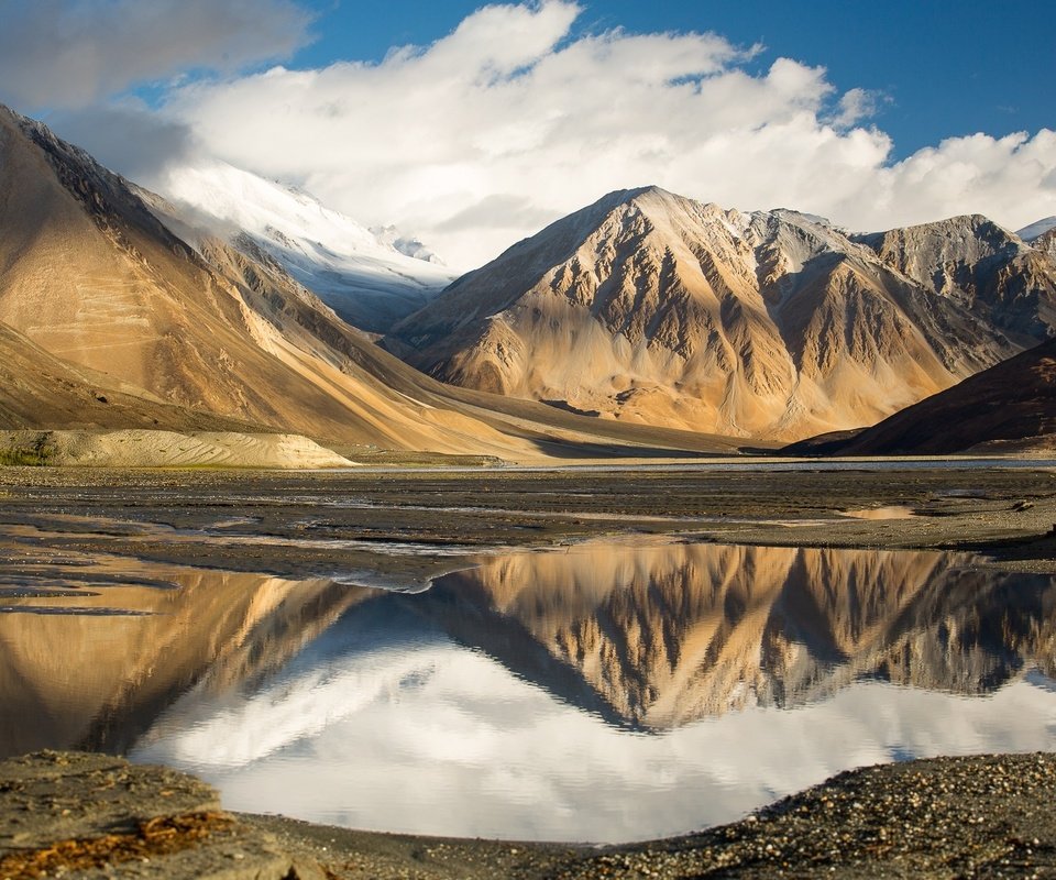 Обои небо, облака, озеро, горы, отражение, тибет, the sky, clouds, lake, mountains, reflection, tibet разрешение 1920x1280 Загрузить