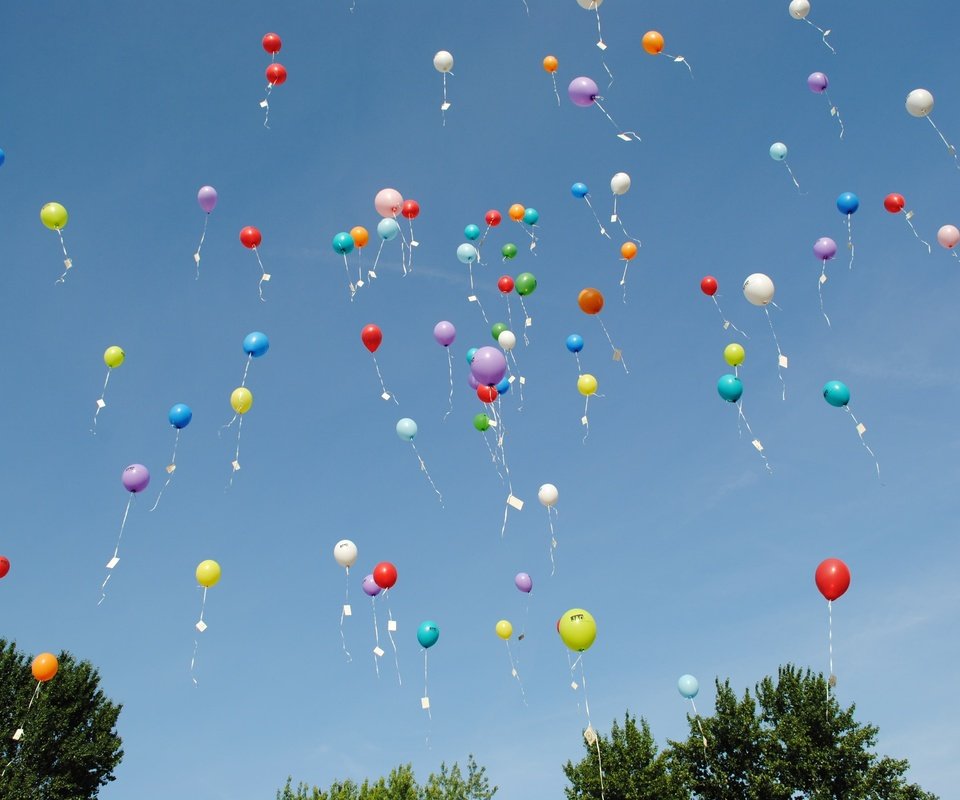 Обои небо, шары, разноцветные, воздушные шары, праздник, воздушные шарики, the sky, balls, colorful, balloons, holiday разрешение 3872x2592 Загрузить