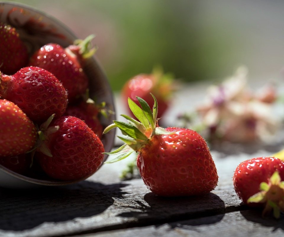 Обои клубника, тень, ягоды, деревянная поверхность, strawberry, shadow, berries, wooden surface разрешение 2048x1309 Загрузить