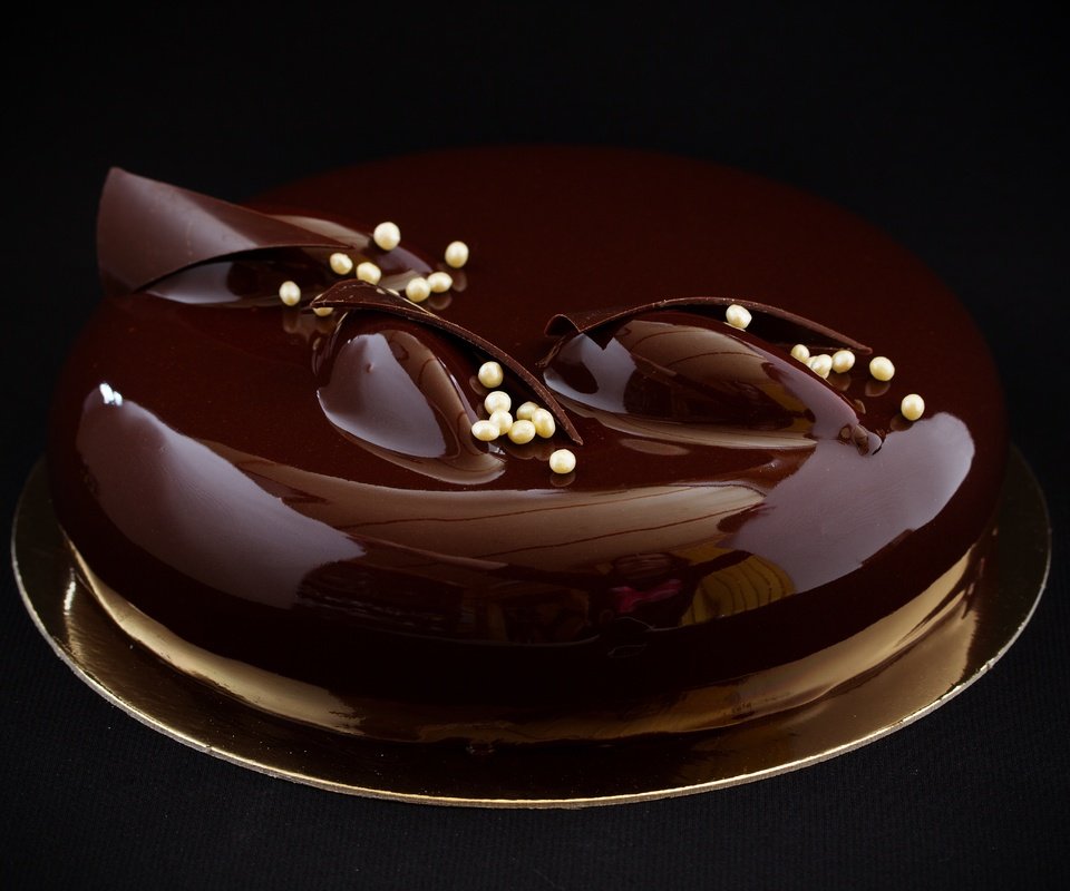 Обои черный фон, шоколад, сладкое, торт, десерт, глазурь, black background, chocolate, sweet, cake, dessert, glaze разрешение 5184x3456 Загрузить