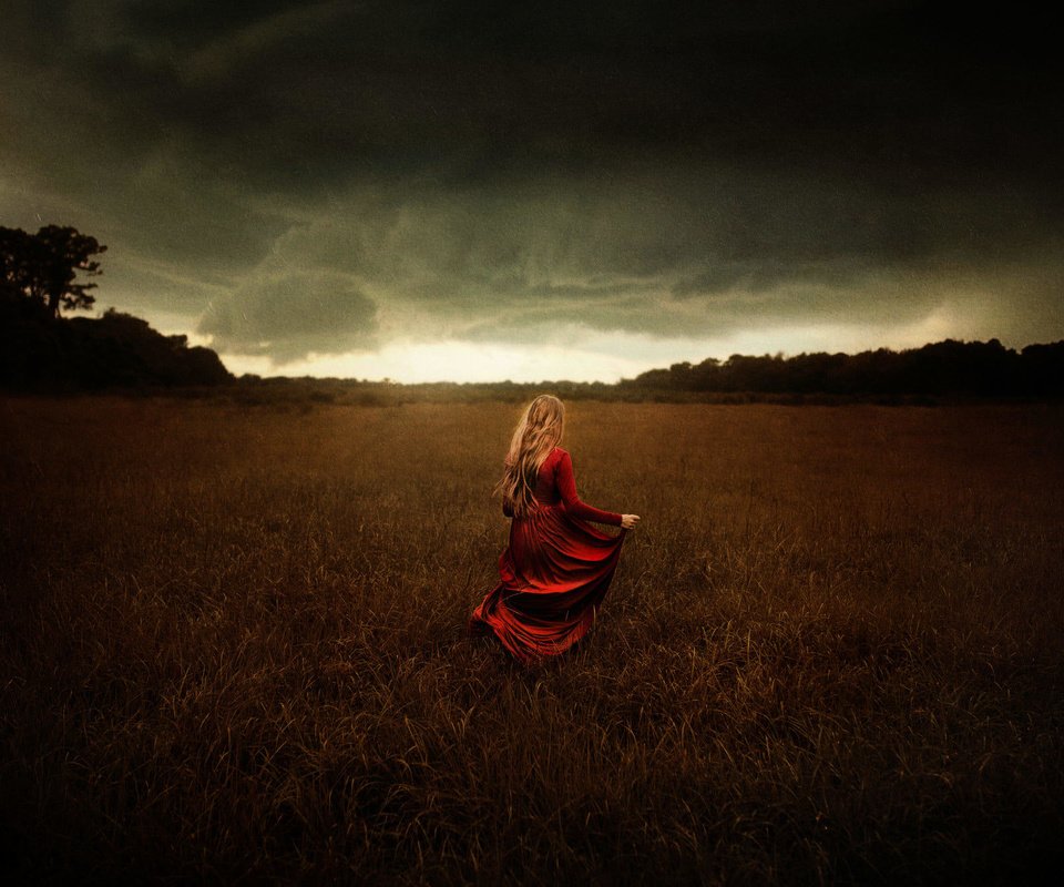 Обои небо, tj drysdale, природа, тучи, девушка, поле, модель, волосы, красное платье, the sky, nature, clouds, girl, field, model, hair, red dress разрешение 2000x1333 Загрузить