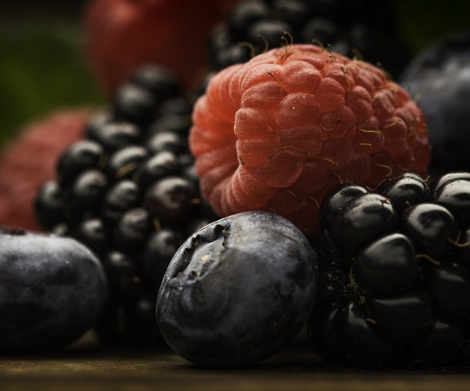 Обои макро, малина, еда, ягоды, черника, ежевика, macro, raspberry, food, berries, blueberries, blackberry разрешение 2027x1290 Загрузить