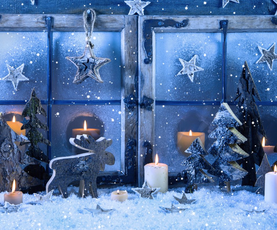 Обои снег, снегопад, свечи, олень, звезды, окно, елочки, рождество, украшение, snow, snowfall, candles, deer, stars, window, christmas trees, christmas, decoration разрешение 5120x2880 Загрузить