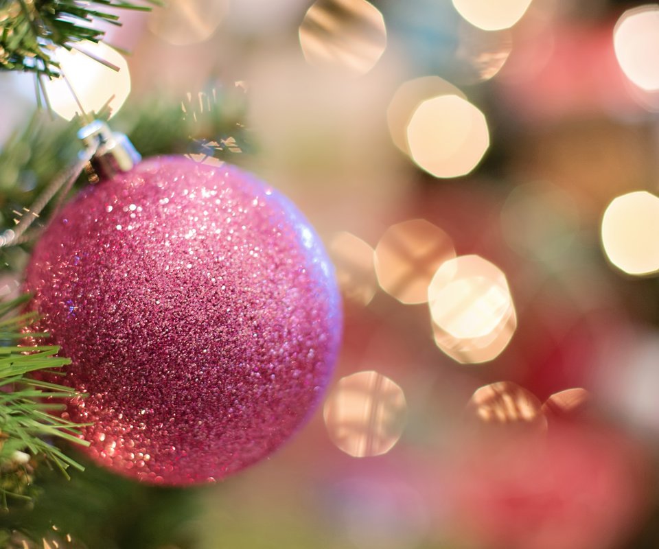 Обои новый год, елка, шар, рождество, new year, tree, ball, christmas разрешение 3840x2400 Загрузить