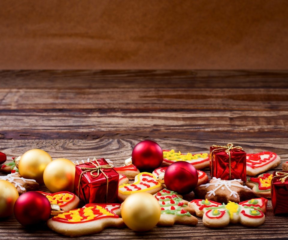 Обои новый год, шары, подарки, рождество, елочные игрушки, печенье, выпечка, деревянная поверхность, new year, balls, gifts, christmas, christmas decorations, cookies, cakes, wooden surface разрешение 2880x1800 Загрузить