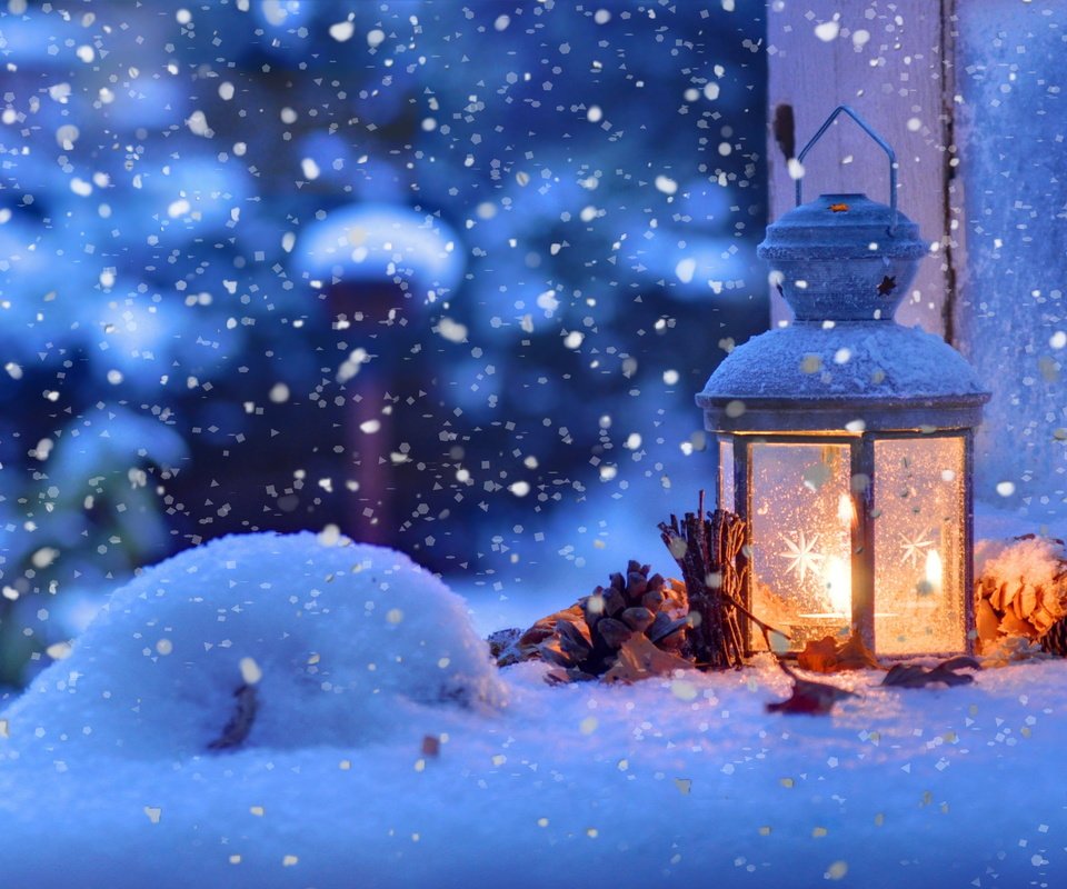 Обои свет, фонарик, снег, зима, фонарь, свеча, рождество, шишки, боке, light, flashlight, snow, winter, lantern, candle, christmas, bumps, bokeh разрешение 4287x2847 Загрузить