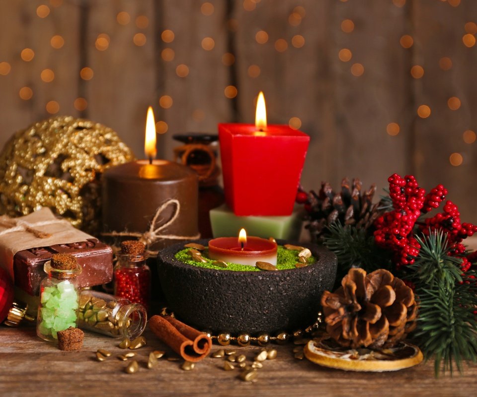 Обои свечи, новый год, украшения, рождество, шишки, елочные игрушки, candles, new year, decoration, christmas, bumps, christmas decorations разрешение 2880x1800 Загрузить