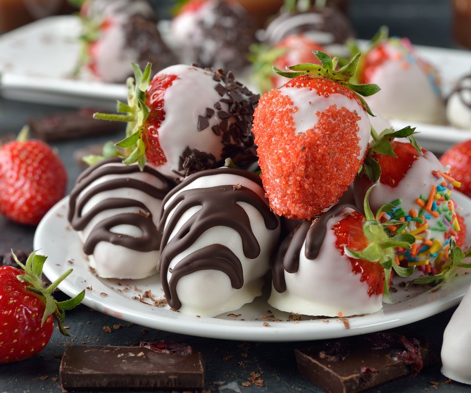 Обои клубника, ягоды, десерт, в шоколаде, сладенько, клубника в шоколаде, strawberry, berries, dessert, chocolate, sweet, chocolate-covered strawberries разрешение 6016x3200 Загрузить