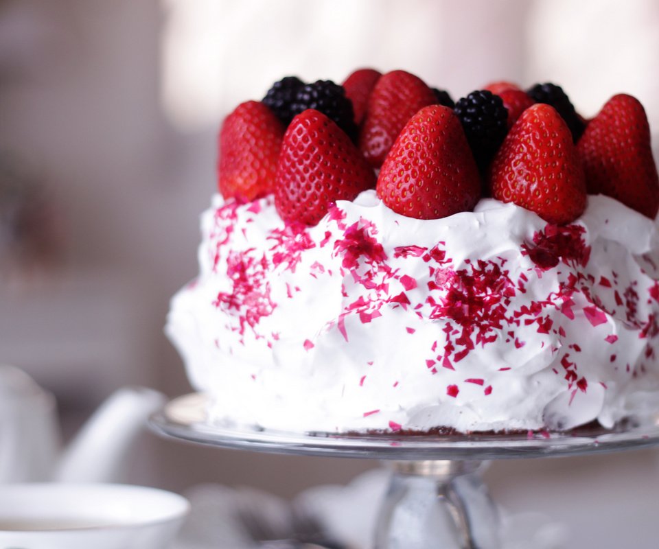 Обои клубника, ягоды, сладкое, торт, десерт, ежевика, крем, strawberry, berries, sweet, cake, dessert, blackberry, cream разрешение 2048x1365 Загрузить