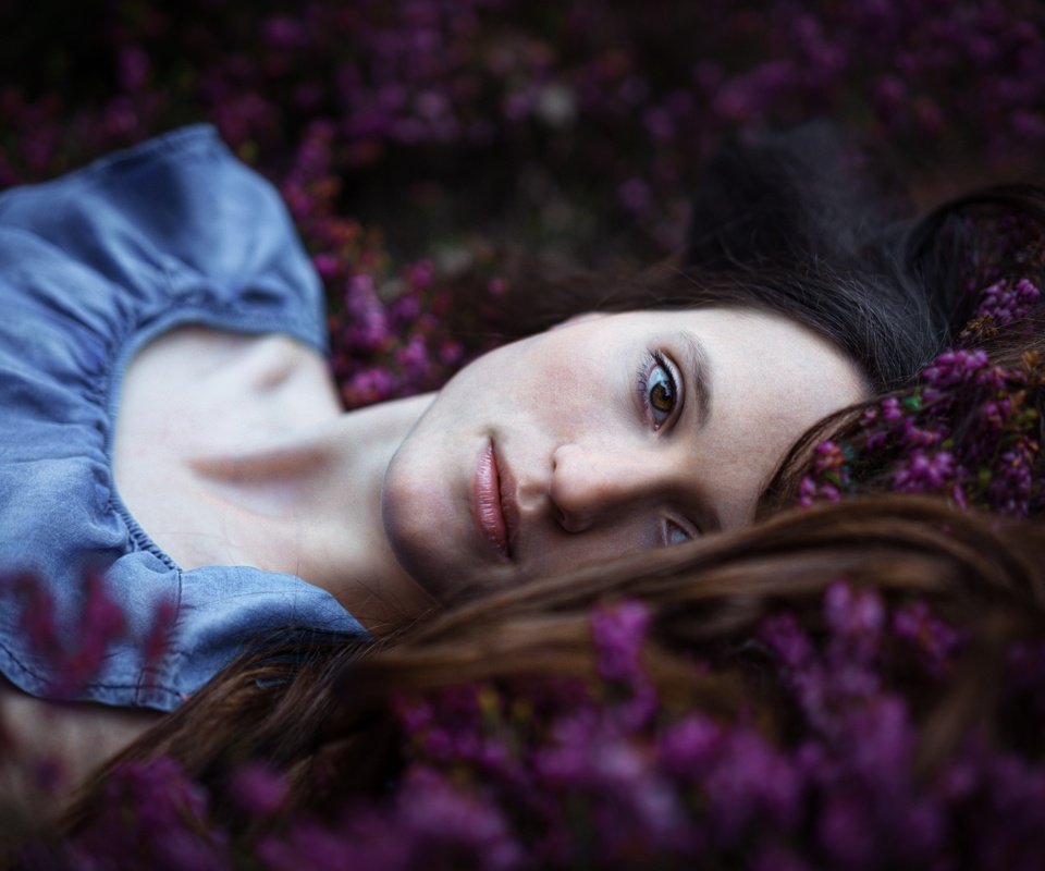 Обои цветы, девушка, взгляд, модель, лицо, боке, anne, flowers, girl, look, model, face, bokeh разрешение 3000x2000 Загрузить