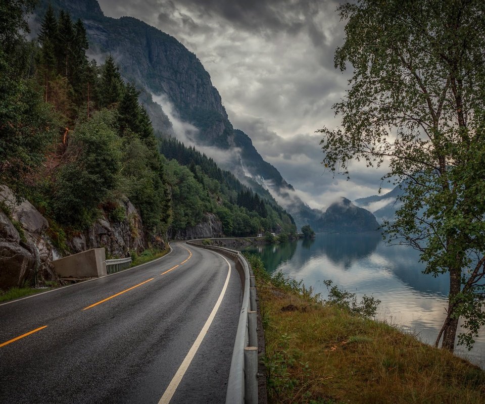 Обои дорога, деревья, озеро, горы, норвегия, road, trees, lake, mountains, norway разрешение 2448x1500 Загрузить