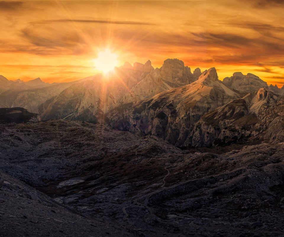 Обои горы, скалы, солнце, закат, панорама, доломиты, mountains, rocks, the sun, sunset, panorama, the dolomites разрешение 5065x1974 Загрузить