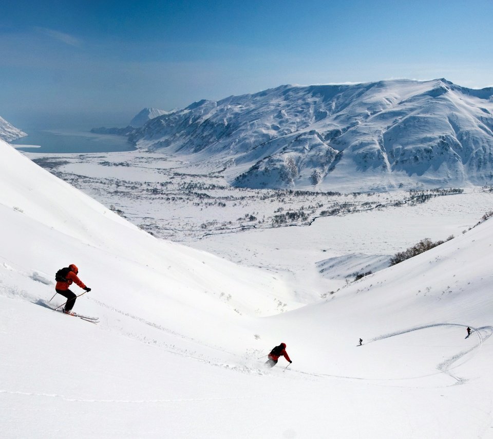 Обои горы, снег, спуск, скорость, долина, лыжи, mountains, snow, the descent, speed, valley, ski разрешение 2560x1600 Загрузить