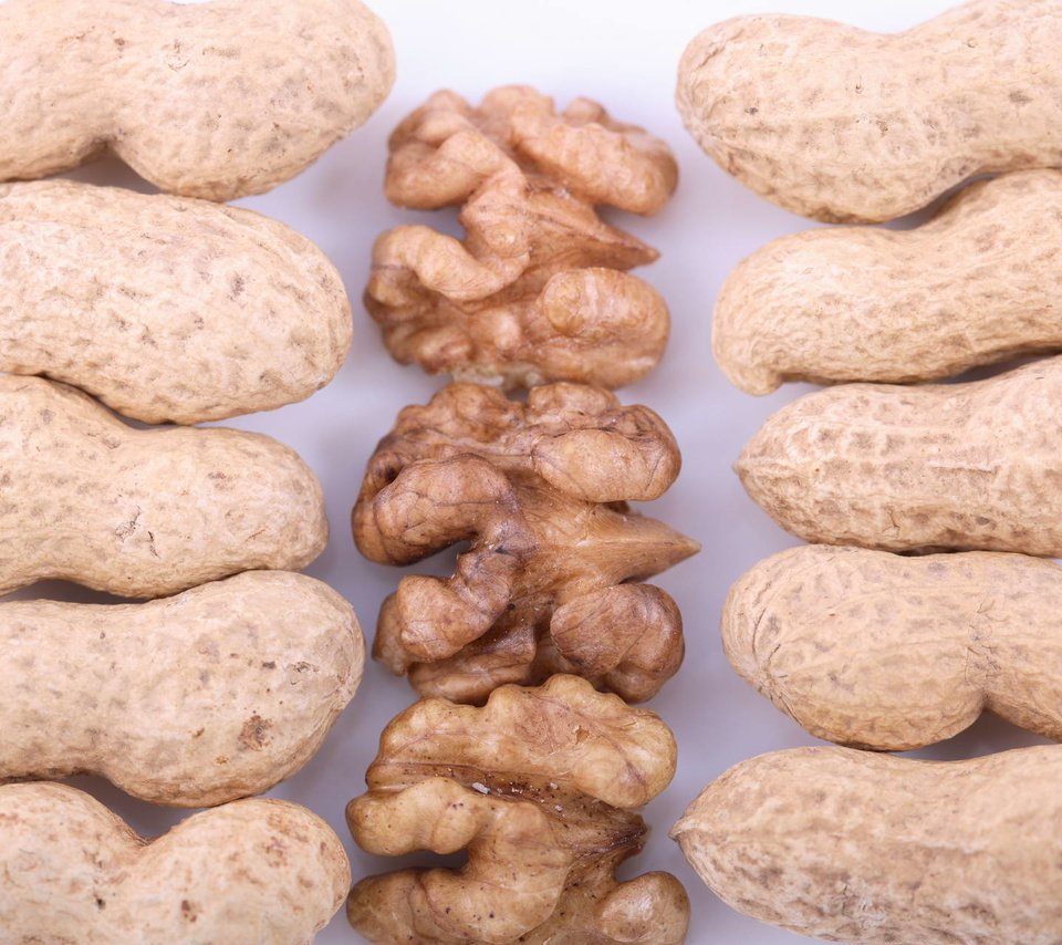 Обои орехи, арахис, грецкие, грецкие орехи, земляной орех, nuts, peanuts, walnut, walnuts, groundnuts разрешение 1920x1280 Загрузить