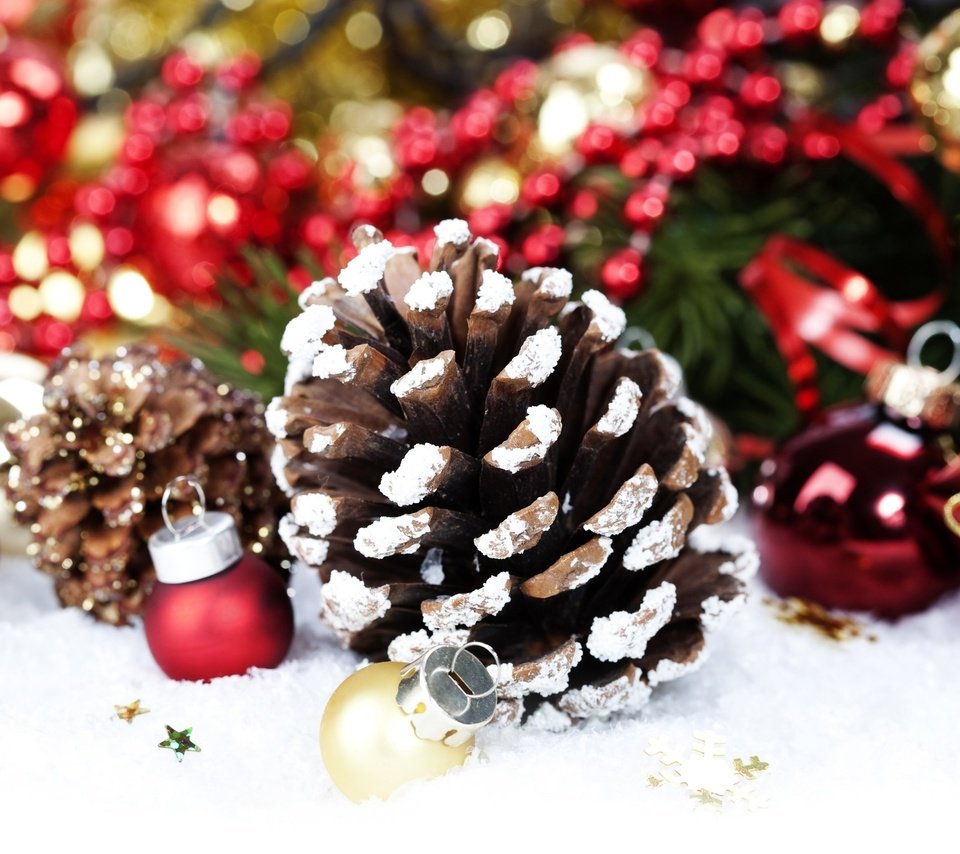 Обои снег, рождество, новый год, шишки, елка, золотые, украшения, красные, шарики, игрушки, шишка, snow, christmas, new year, bumps, tree, gold, decoration, red, balls, toys, bump разрешение 2560x1600 Загрузить