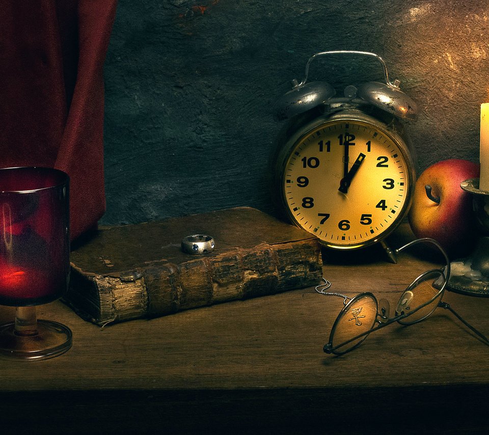 Обои очки, часы, кольцо, яблоко, свеча, книга, натюрморт, time immortal, glasses, watch, ring, apple, candle, book, still life разрешение 2000x1333 Загрузить