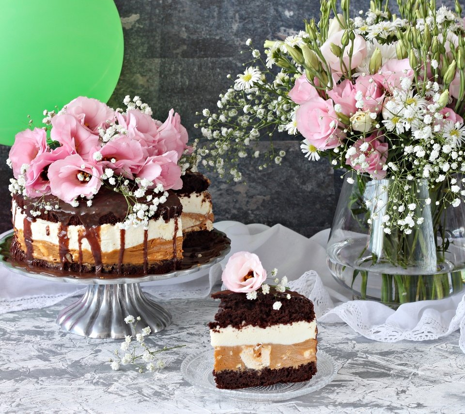 Обои цветы, шарики, шоколад, торт, эустома, flowers, balls, chocolate, cake, eustoma разрешение 2400x1615 Загрузить