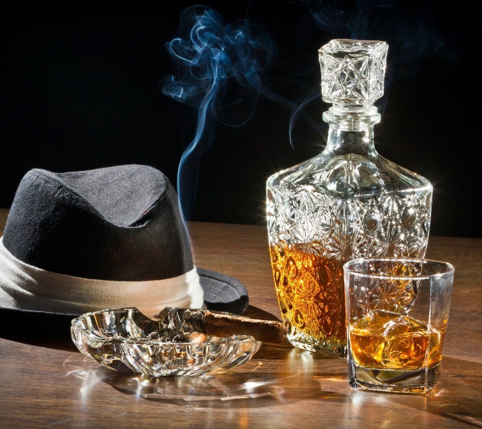 Обои дым, стакан, алкоголь, шляпа, коньяк, сигара, виски, smoke, glass, alcohol, hat, cognac, cigar, whiskey разрешение 2508x1672 Загрузить