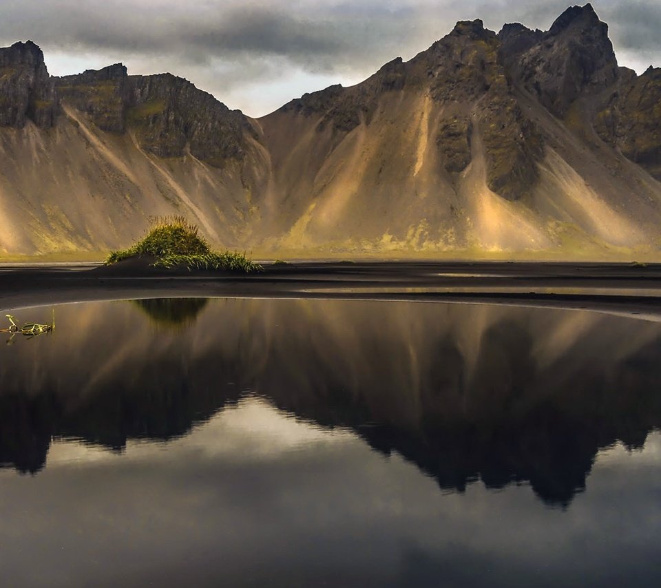 Обои озеро, горы, отражение, исландия, vestrahorn, coastal mountain range, stokksnes, lake, mountains, reflection, iceland разрешение 2048x1108 Загрузить