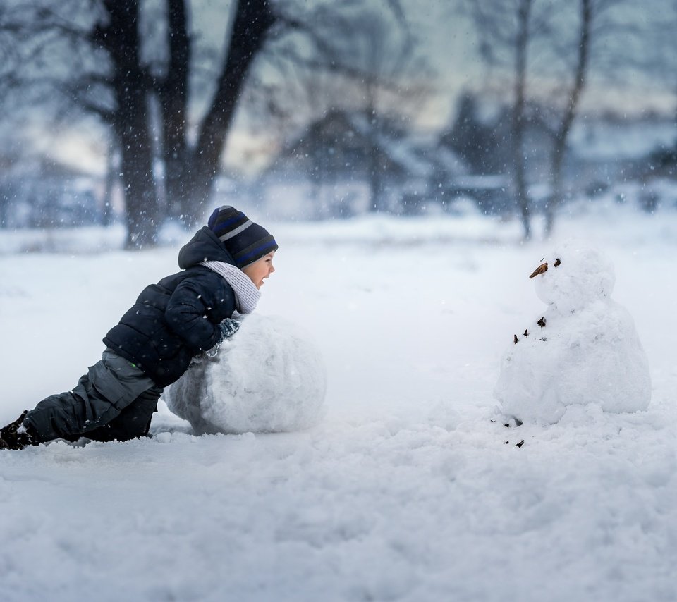 Обои снег, зима, дети, радость, снеговик, мальчик, snow, winter, children, joy, snowman, boy разрешение 2048x1365 Загрузить