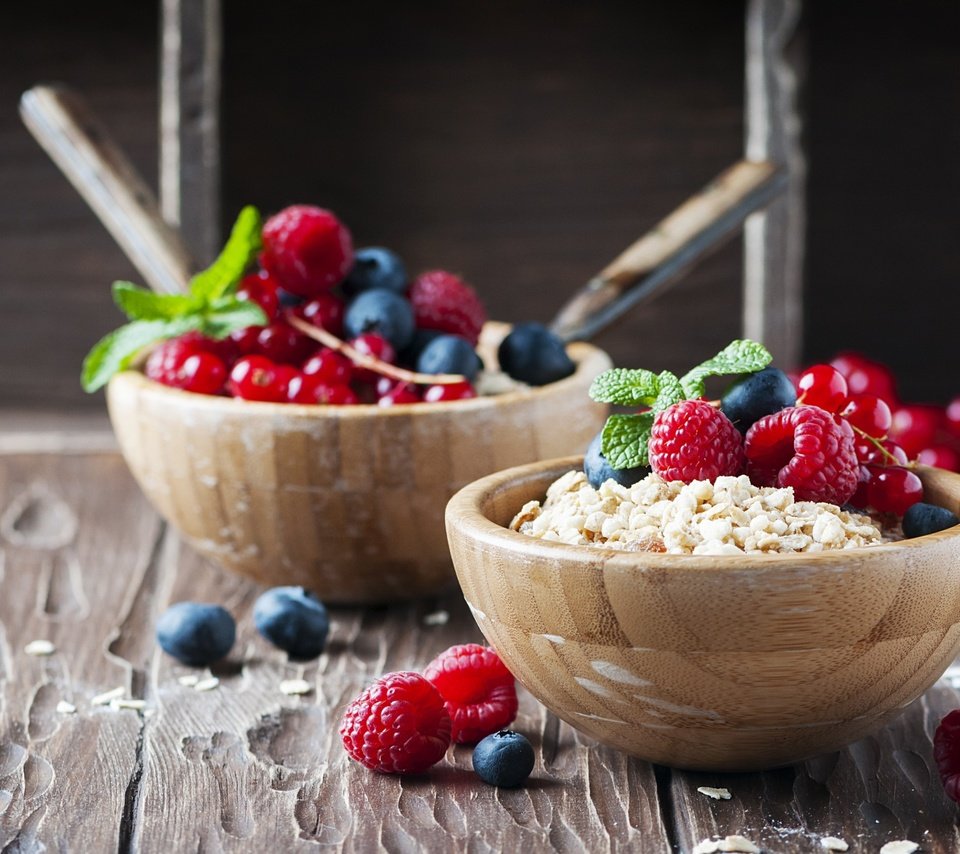 Обои малина, ягоды, черника, завтрак, красная смородина, мюсли, raspberry, berries, blueberries, breakfast, red currant, muesli разрешение 2880x1800 Загрузить