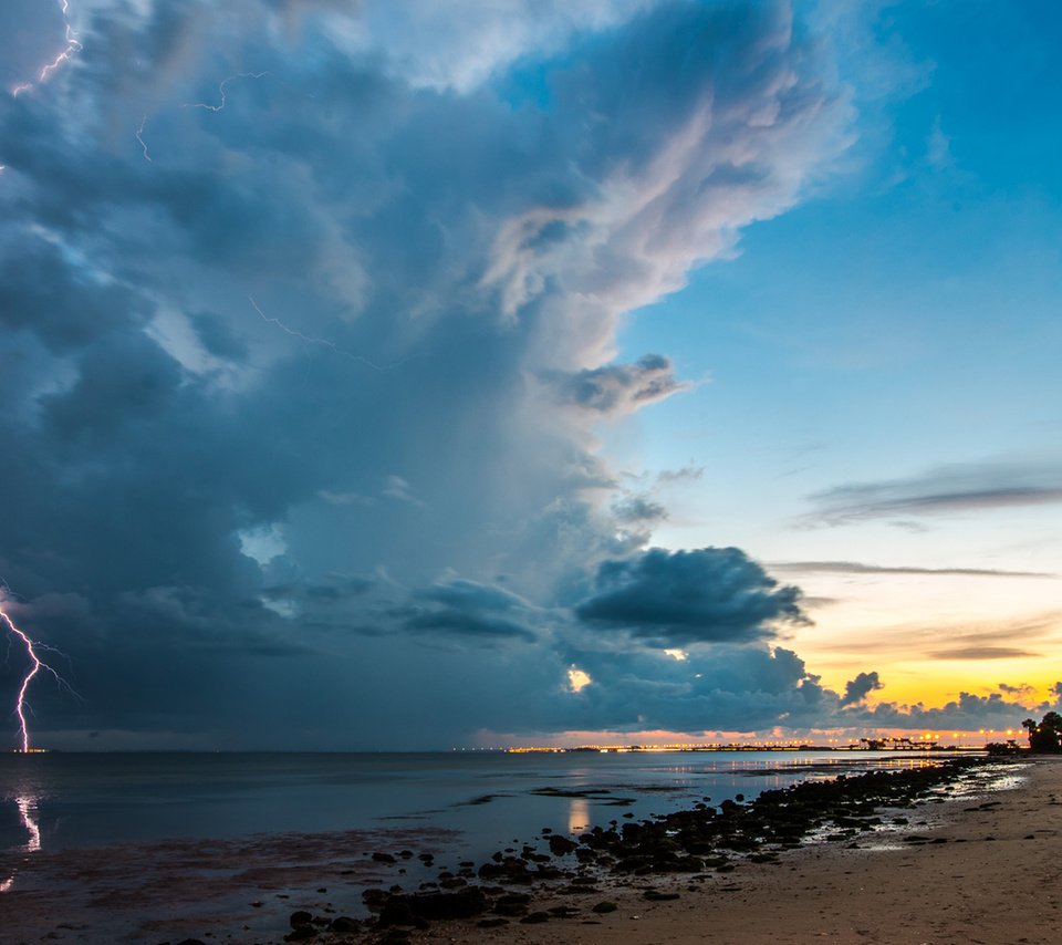 Обои небо, облака, молния, пляж, океан, гроза, the sky, clouds, lightning, beach, the ocean, the storm разрешение 3840x2160 Загрузить