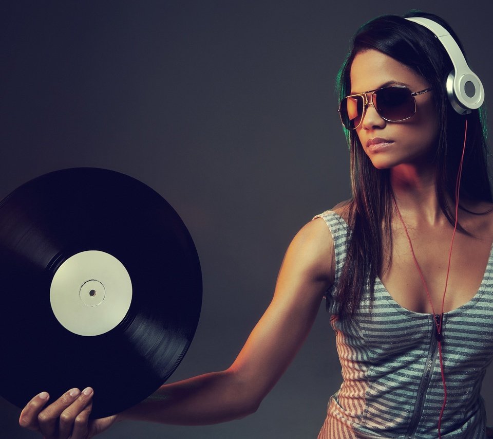 Обои девушка, музыка, очки, наушники, модель, диджей, винил, girl, music, glasses, headphones, model, dj, vinyl разрешение 5472x3641 Загрузить