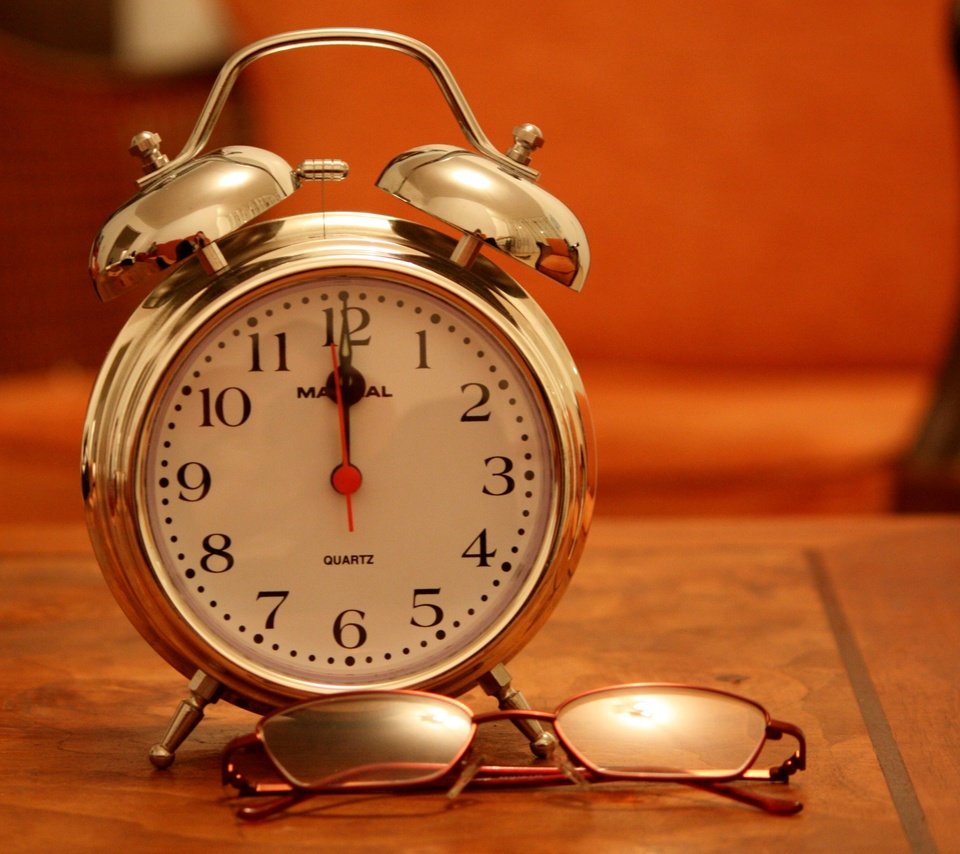 Обои очки, часы, время, стрелки, будильник, glasses, watch, time, arrows, alarm clock разрешение 3794x2572 Загрузить