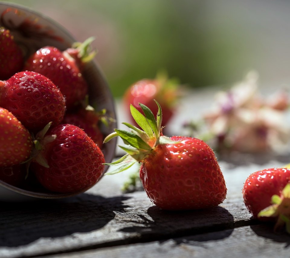 Обои клубника, тень, ягоды, деревянная поверхность, strawberry, shadow, berries, wooden surface разрешение 2048x1332 Загрузить