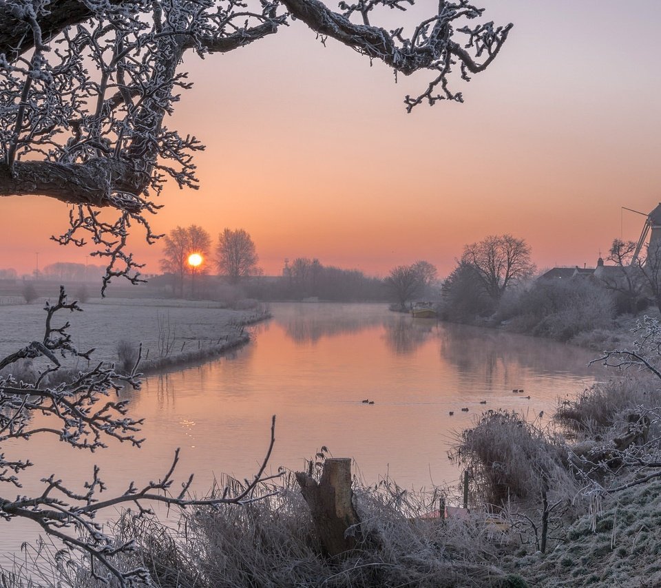 Обои деревья, река, снег, закат, зима, иней, мельница, trees, river, snow, sunset, winter, frost, mill разрешение 2048x1132 Загрузить