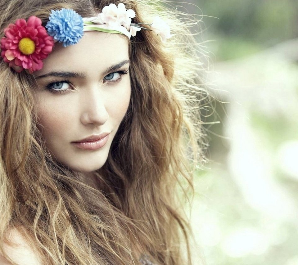 Обои цветы, девушка, портрет, взгляд, волосы, лицо, венок, flowers, girl, portrait, look, hair, face, wreath разрешение 1920x1080 Загрузить