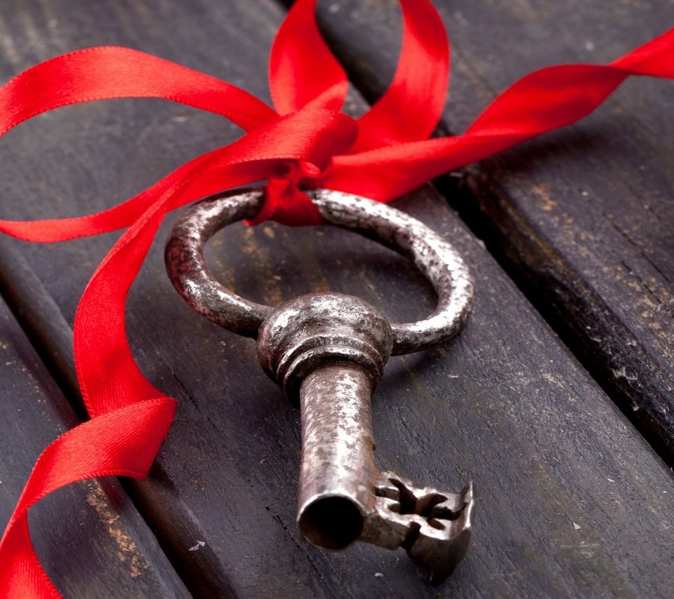 Обои ключ, лента, ленточка, красная ленточка, деревянная поверхность, key, tape, ribbon, red ribbon, wooden surface разрешение 2880x1800 Загрузить