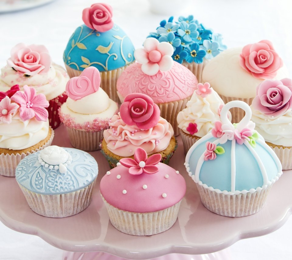 Обои цветы, крем для торта, формы, сердечко, сладкое, десерт, кексы, flowers, cream cake, form, heart, sweet, dessert, cupcakes разрешение 3456x2495 Загрузить