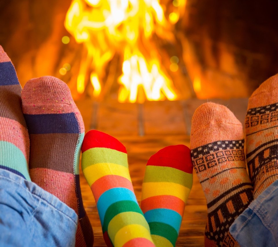 Обои настроение, огонь, ноги, камин, семья, носки, носочки, mood, fire, feet, fireplace, family, socks разрешение 2880x1800 Загрузить