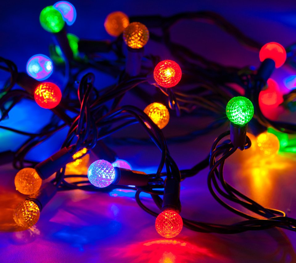 Обои огни, отражение, разноцветные, лампочки, рождество, гирлянда, lights, reflection, colorful, light bulb, christmas, garland разрешение 4256x2832 Загрузить